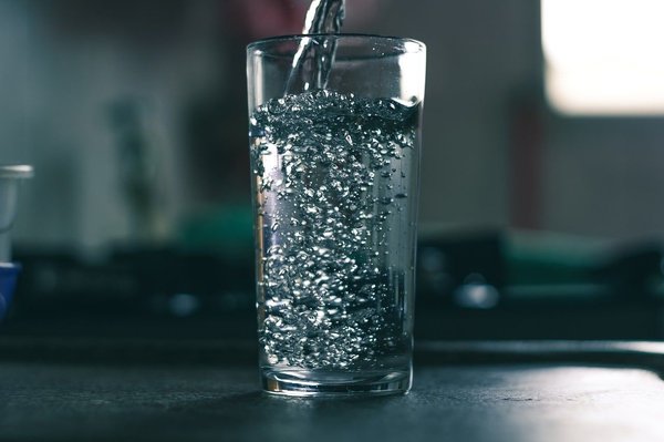Les avantages de mettre en place une fontaine à eau filtrante en milieu professionnel